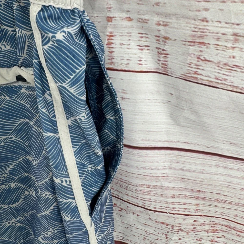 Vuori Banks Boardshorts Mens Large  Blue White Wave 4-Way Stretch Swim Trunks